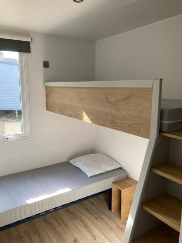 卢米奥CAMPING MONTE ORTU的小房间设有双层床和窗户