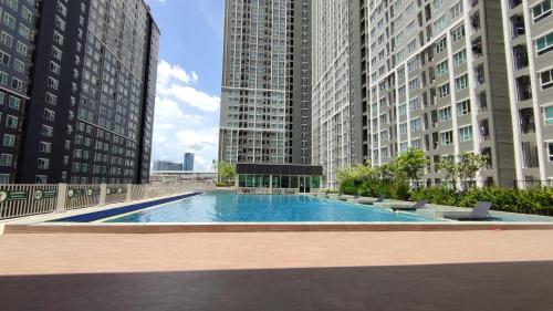 Bang SuCozy 1-bedroom condo close to MRT near JJ market的一座位于城市的游泳池,有高大的建筑