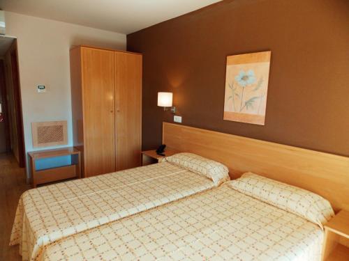 迈阿密普拉特亚坎萨尔瓦多酒店的酒店客房设有床和橱柜。