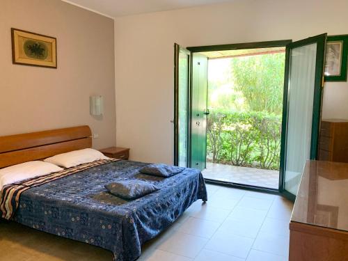 卡瓦利诺欧洲海滩公寓的一间卧室设有一张床和一个滑动玻璃门