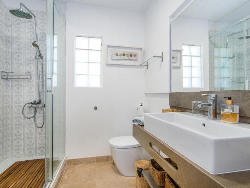 卡拉菲格拉Casa Lloc Tranquil的白色的浴室设有水槽和淋浴。