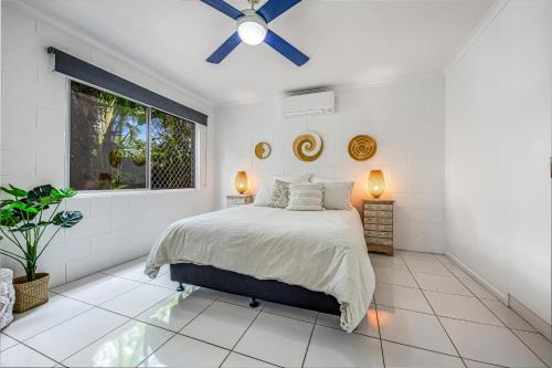 佩里吉安比奇巨浪佩里吉安海滩酒店的一间卧室配有一张床和吊扇