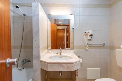 法蒂玛Villa Fatima Hotel by Umbral的一间带水槽、卫生间和镜子的浴室