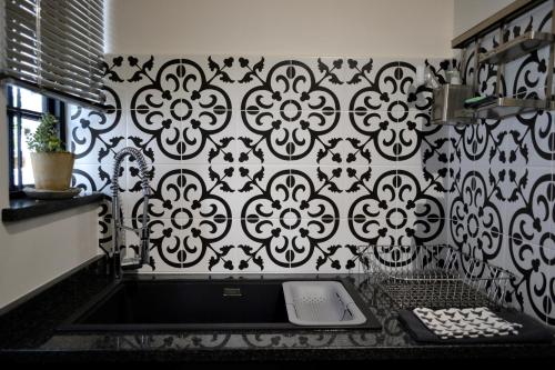 比勒陀利亚Zebra Cottage - House - Backup Power - Fast WIFI的厨房设有黑色和白色图案的墙壁