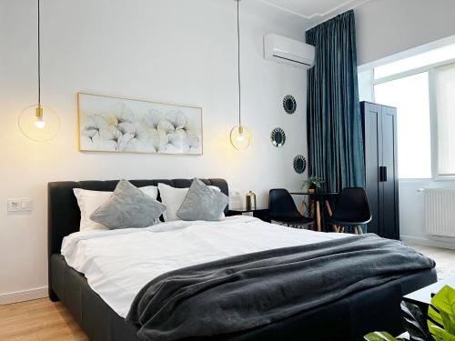 布加勒斯特Town Spot - Premium Studio - Sanador Victoriei的卧室配有一张带白色床单和枕头的大床。