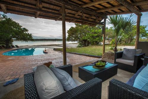 Manguzi戈西森林山林小屋的一个带椅子的庭院和一个游泳池