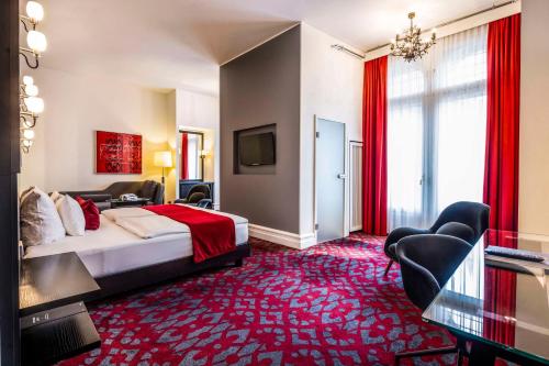 哥本哈根斯堪迪克皇宫酒店的酒店客房,配有床铺和红地毯