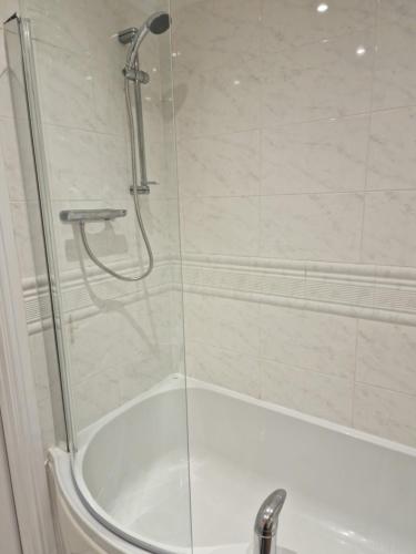 米德尔斯伯勒蒂斯瓦利公寓酒店的浴缸旁的玻璃门淋浴