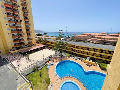 美洲海滩Torres del Sol的享有酒店游泳池的顶部景色