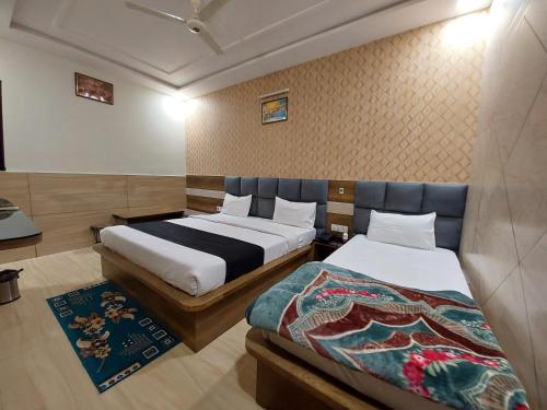 阿格拉Taj Nice Point Manage by Taj Sunrise Group的一间酒店客房,房间内设有两张床