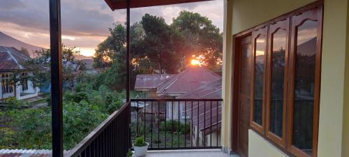 鲁滕Tange Guest House的阳台享有日落美景。