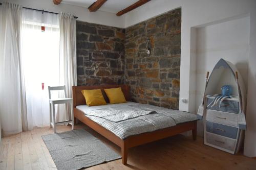 科佩尔Villa Carla - Istrian house的一间卧室设有一张床和砖墙