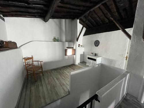 San RománCasa Rural Las Raíces, Sierra de San Vicente的白色的客房设有桌子和浴缸。