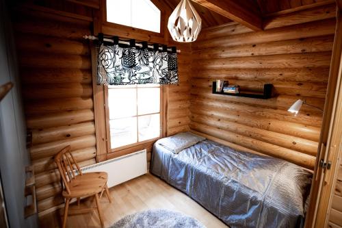 科林基拉Kolin Vernetti 1的小木屋内的卧室,配有床和窗户
