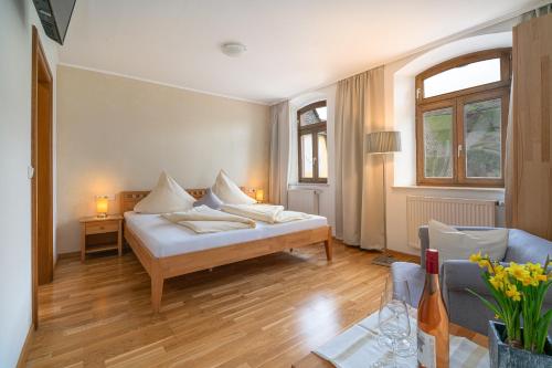 皮斯波尔特Hotel- Weingut- Moselloreley的一间卧室配有一张床和一张鲜花桌