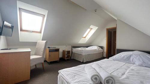 特普利采Hotel PAYER的酒店客房设有床和窗户。