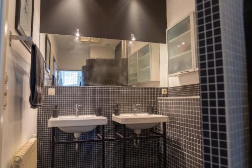 弗利辛恩Het Kasteeltje的浴室设有2个水槽和镜子