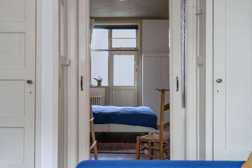 弗利辛恩Het Kasteeltje的一间卧室设有一张床和一个窗口