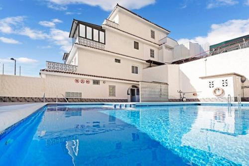 阿罗纳2 bedrooms appartement with shared pool furnished terrace and wifi at Costa del Silencio 1 km away from the beach的建筑前的一座带游泳池的建筑