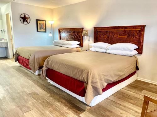 LevellandBest Inn Texas的配有两张床的酒店客房中的两张床