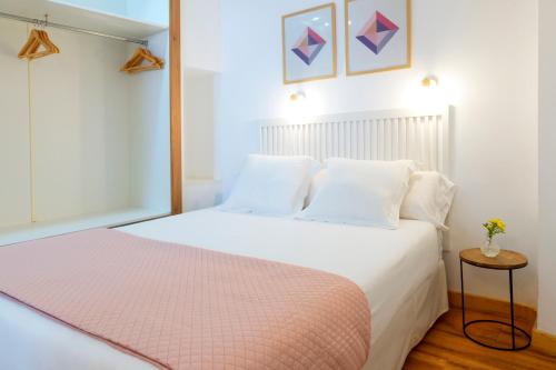 格拉纳达卡萨德拉大教堂酒店的卧室配有白色床和粉色毯子