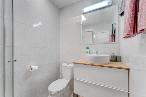 德尔锡伦西奥海岸Cozy apartment in Costa del Silencio的白色的浴室设有卫生间和水槽。