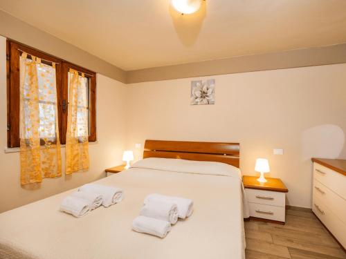 泰拉奇纳Anxur Village Camping的卧室配有白色床和毛巾