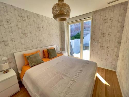 马托西纽什Alva Luxury Flat的一间卧室设有一张大床和窗户