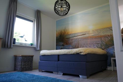德科赫Texel Boogaloo的客厅配有蓝色沙发和绘画作品