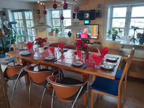 斯瓦讷克Bølshavnvej5 Bed & Breakfast的用餐室配有红色餐巾桌