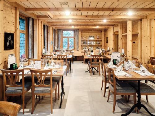 阿彭策尔Gasthaus Hof的用餐室配有木桌和椅子