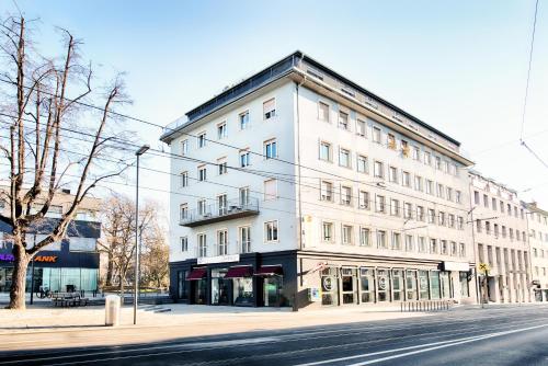 格拉茨B&B Hotel Graz-Hbf的街道边的白色建筑