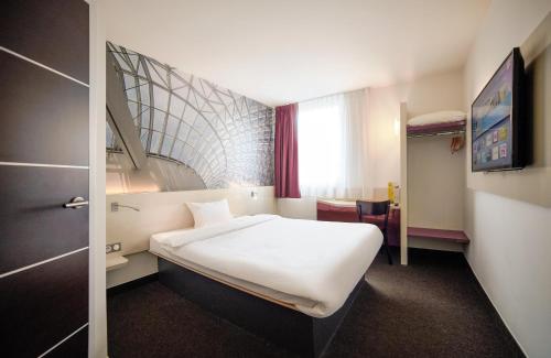 卡托维兹B&B Hotel Katowice Centrum的卧室配有一张白色大床