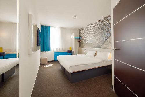 卡托维兹B&B Hotel Katowice Centrum的一间酒店客房,设有两张床和一扇门