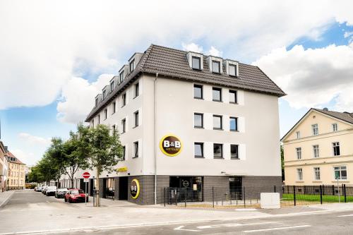 吉森B&B Hotel Gießen的一条白色的街道上,有黑色屋顶