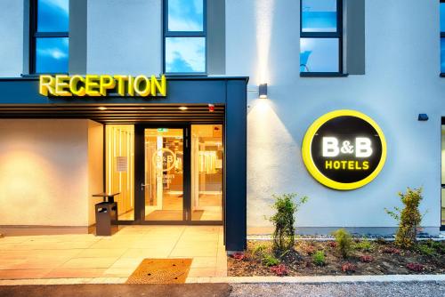 肯普滕B&B Hotel Kempten的上面有酒店标志的建筑