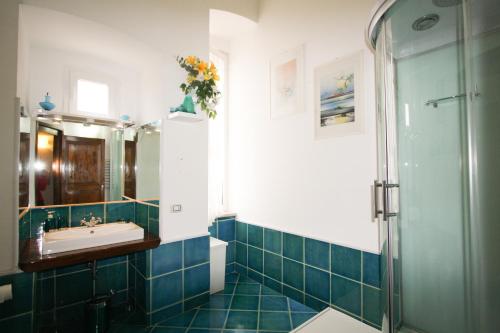 比通托B&B Palazzo Scaraggi Il Solito Posto的一间带水槽和淋浴的浴室