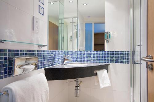 泰恩河畔纽卡斯尔Holiday Inn Express Newcastle Gateshead, an IHG Hotel的一间带水槽和镜子的浴室