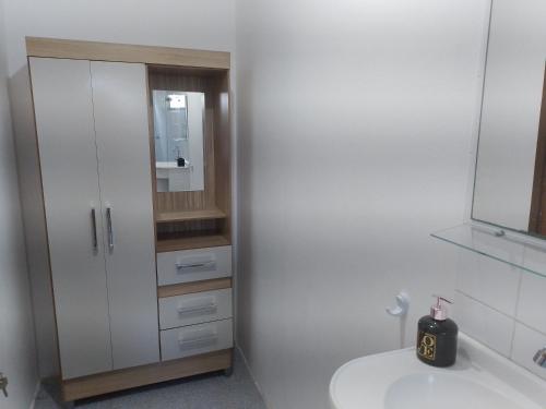 萨尔瓦多Quarto inteiro com banheiro privativo的白色的浴室设有水槽和镜子