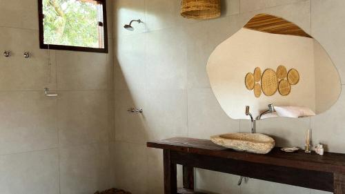 PedregulhoPousada Piratas do Barro Branco的一间带水槽和镜子的浴室