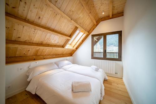 萨拉尔杜Aran Hostel的一间卧室设有两张床和窗户。