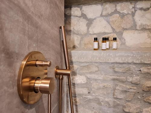 培拉特N'Gorice的石墙上装有三瓶精油的淋浴