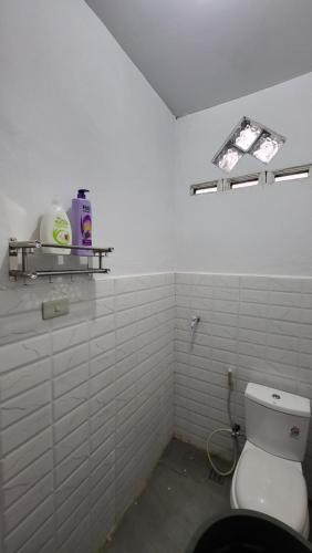 HalanganHomeStay Pandan Baru的一间白色浴室,内设卫生间