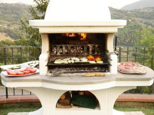 特尔尼Villa Monica, barbecue, spa, piscina的内含食物的比萨饼烤箱