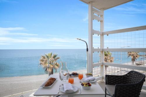 卡普多兰多Seaside Hotel的一张带食物的桌子,享有海景