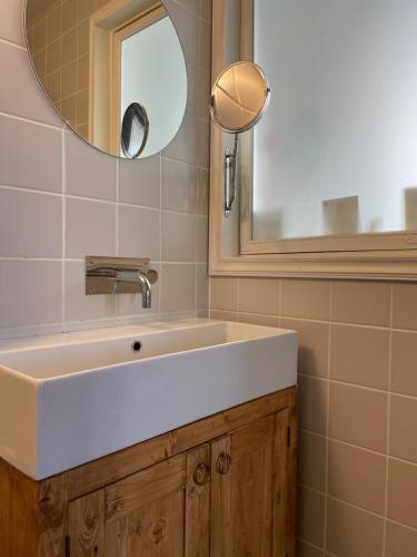 波尔沃Stationmaster's studio的浴室设有白色水槽和镜子