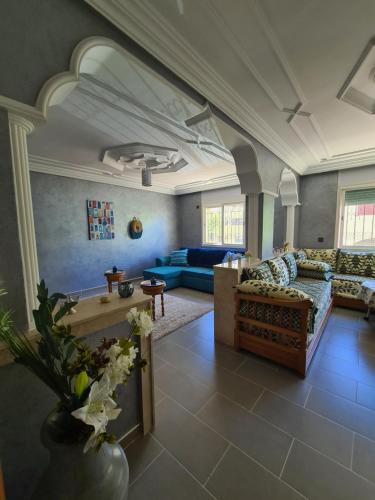 拉巴特Dar Babou的客厅配有沙发和桌子