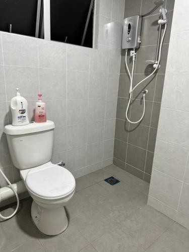 实兆远Manjung Vermogen Stay-Wi-Fi+KTV(Near Aeon)的一间带卫生间和淋浴间的浴室
