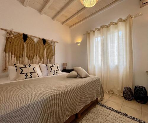 凯勒里瓦迪Infinity View Villas Mykonos的一间卧室设有一张床和一个窗口