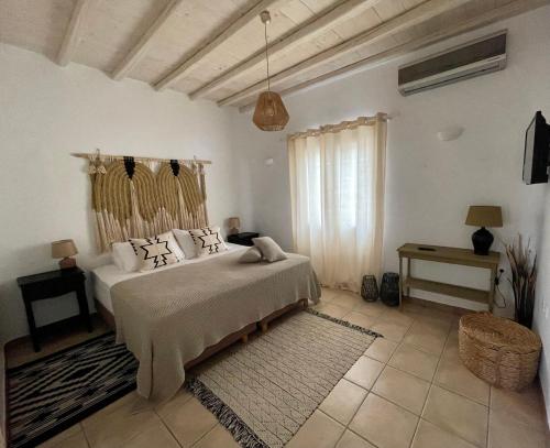 凯勒里瓦迪Infinity View Villas Mykonos的一间卧室设有一张大床和一个窗户。